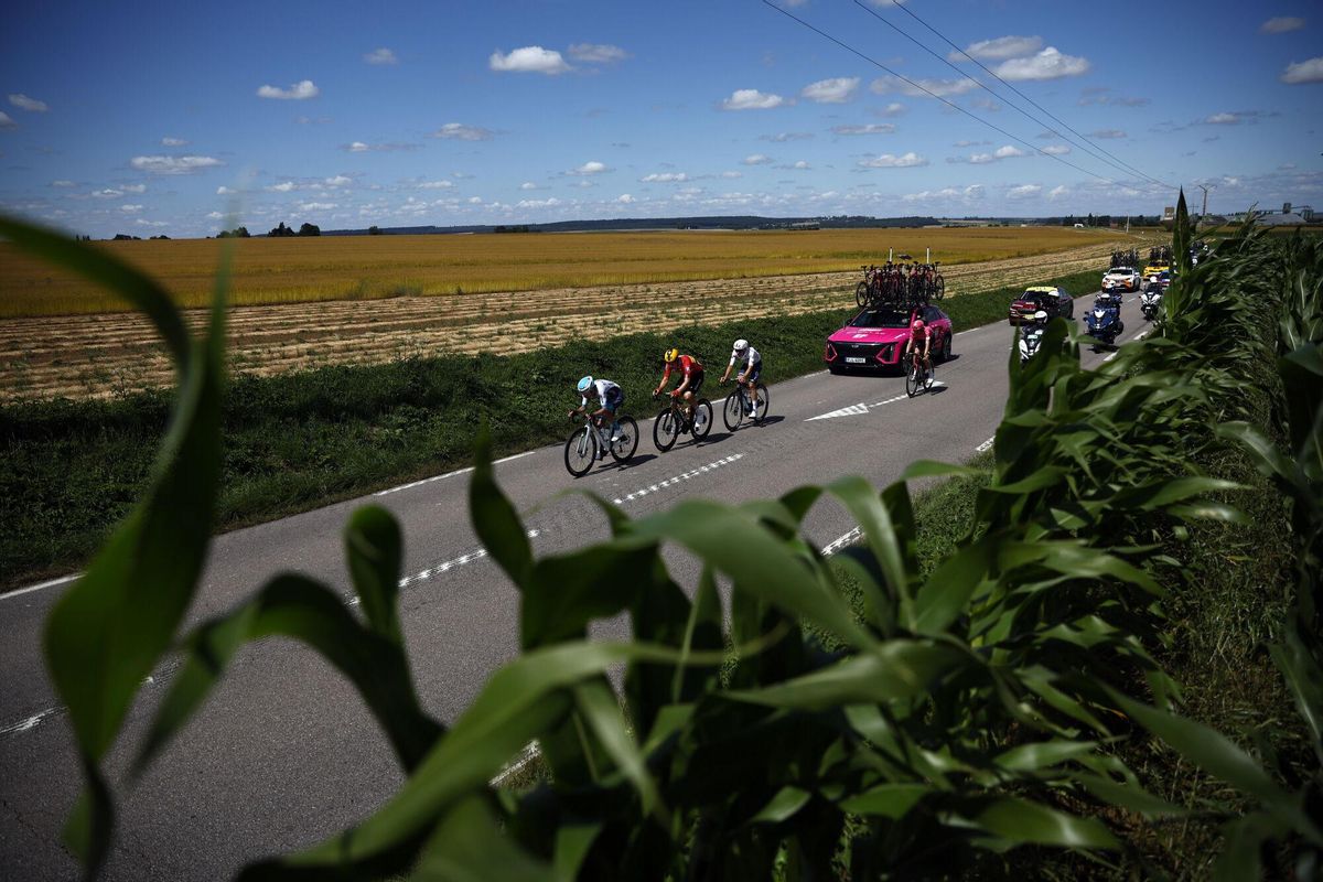 (France), 08/07/2025.- (L-R) French rider Lenny Martinez of Bahrain - Victorious team, Norwegian rider Jonas Abrahamsen of Uno-X Mobility team, French rider Thomas Gachignard of Team TotalEnergies and Danish rider Kasper Asgreen of EF Education - EasyPost team in action during the 4th stage of the Tour de France cycling race over 174.2km from Amiens to Rouen, France, 08 July 2025. (Ciclismo, Bahrein, Francia) EFE/EPA/MARTIN DIVISEK