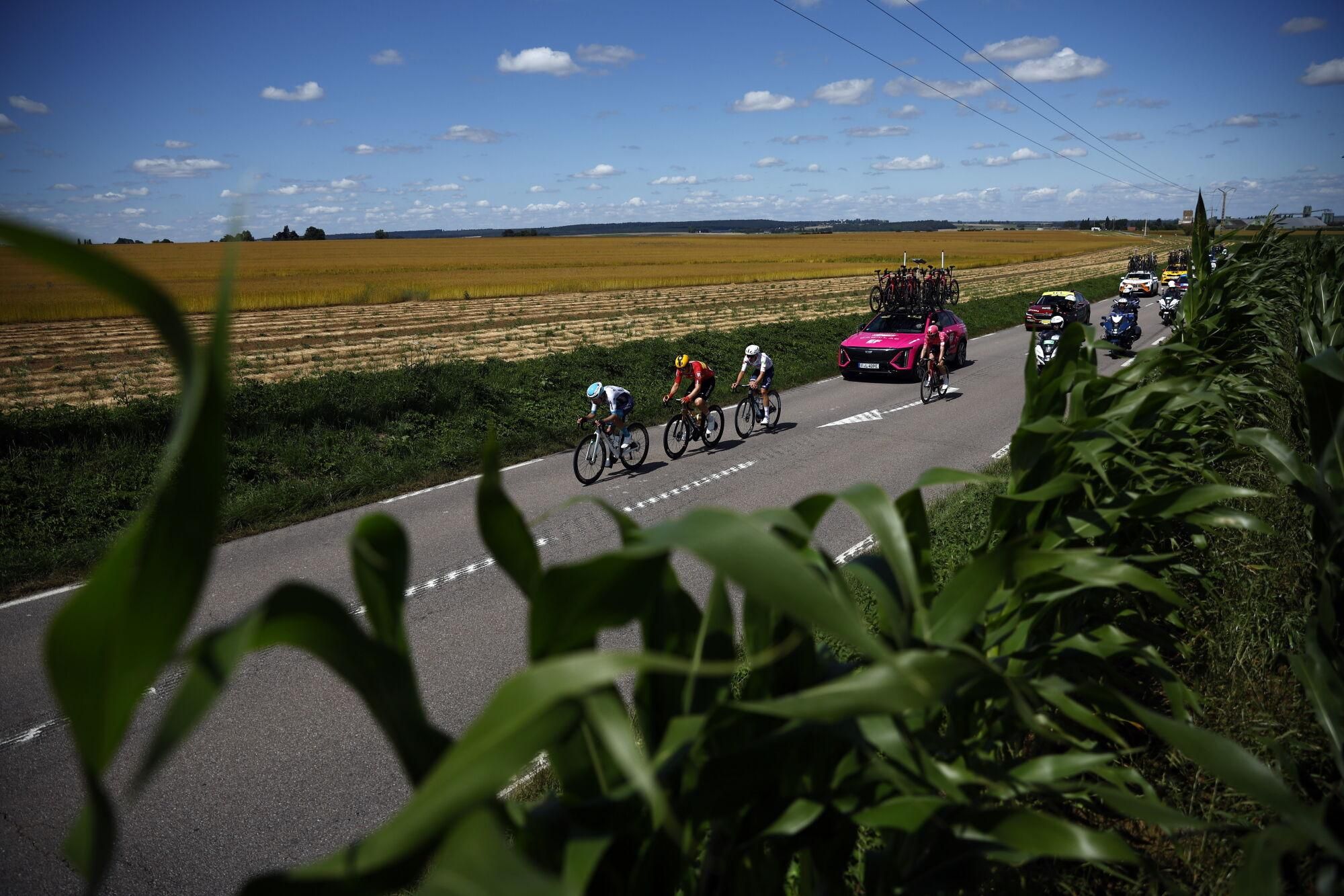 (France), 08/07/2025.- (L-R) French rider Lenny Martinez of Bahrain - Victorious team, Norwegian rider Jonas Abrahamsen of Uno-X Mobility team, French rider Thomas Gachignard of Team TotalEnergies and Danish rider Kasper Asgreen of EF Education - EasyPost team in action during the 4th stage of the Tour de France cycling race over 174.2km from Amiens to Rouen, France, 08 July 2025. (Ciclismo, Bahrein, Francia) EFE/EPA/MARTIN DIVISEK