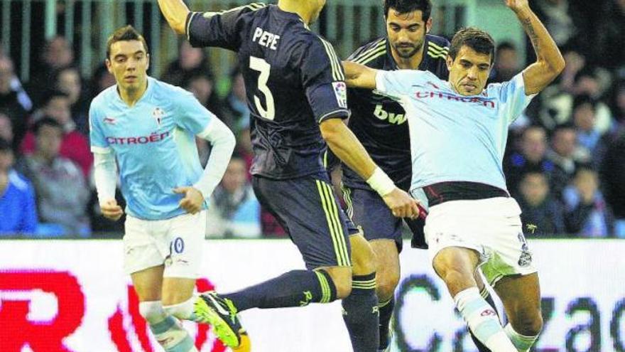 Augusto disputa un balón con Pepe en presencia de Albiol e Iago Aspas. // Marta G.Brea