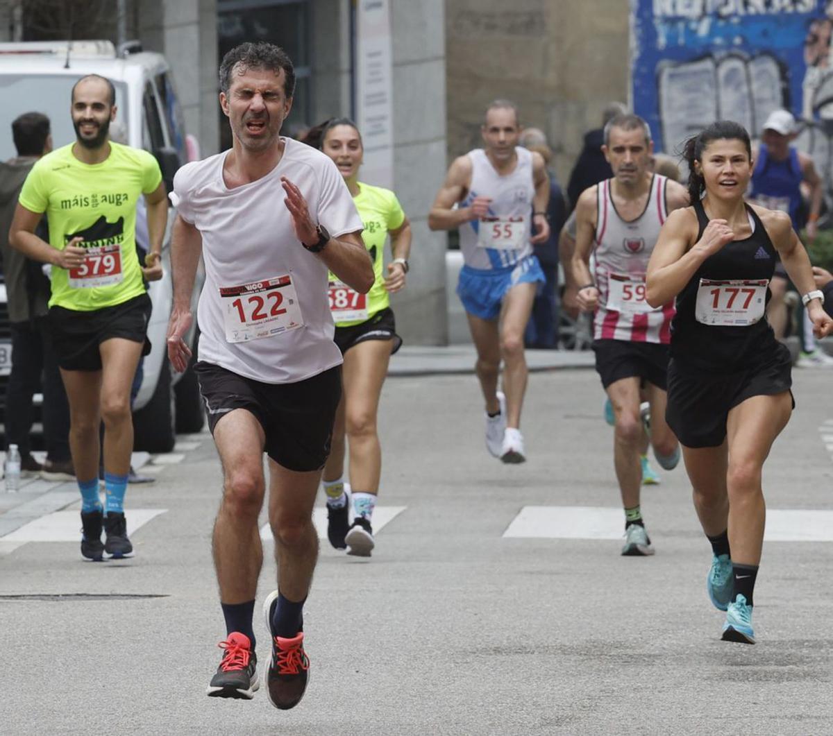 Los deportistas, en pleno 
esfuerzo.  | // RICARDO GROBAS