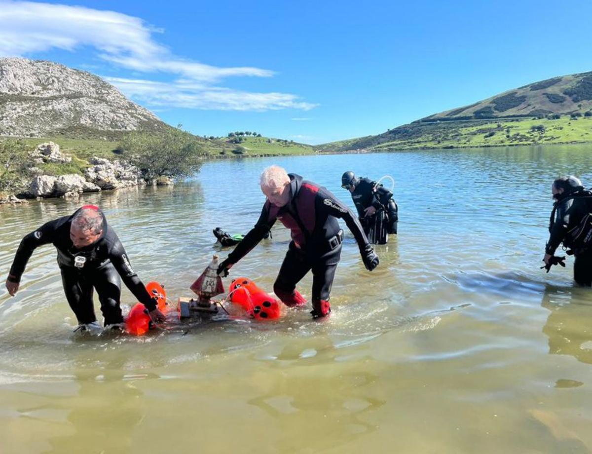 de las profundidades del enol. Los buzos de la Federación de Actividades Subacuáticas extrajeron una imagen de la Santina, una tradición desde 1972 en el lago.