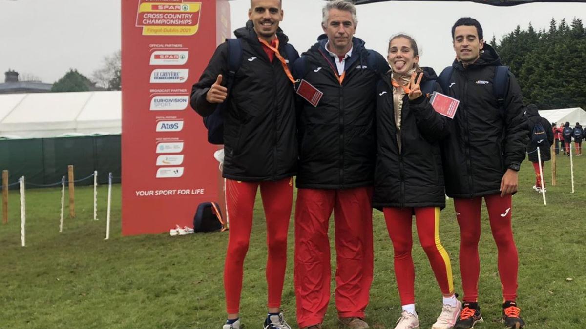 Bravo, primero por la derecha, con su entrenador Uriel Reguero y dos de sus compañeros de entrenamientos. / RFEF