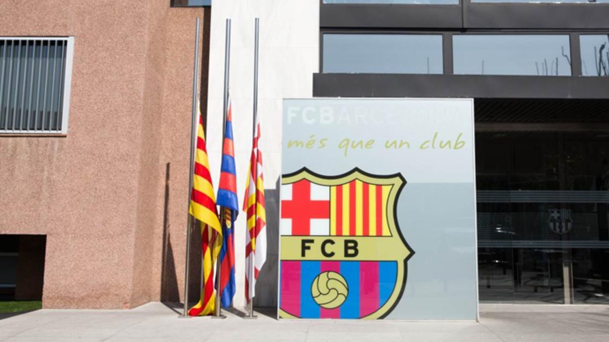 Las banderas ondearon a media asta en las oficinas del FC Barcelona en honor a Cruyff