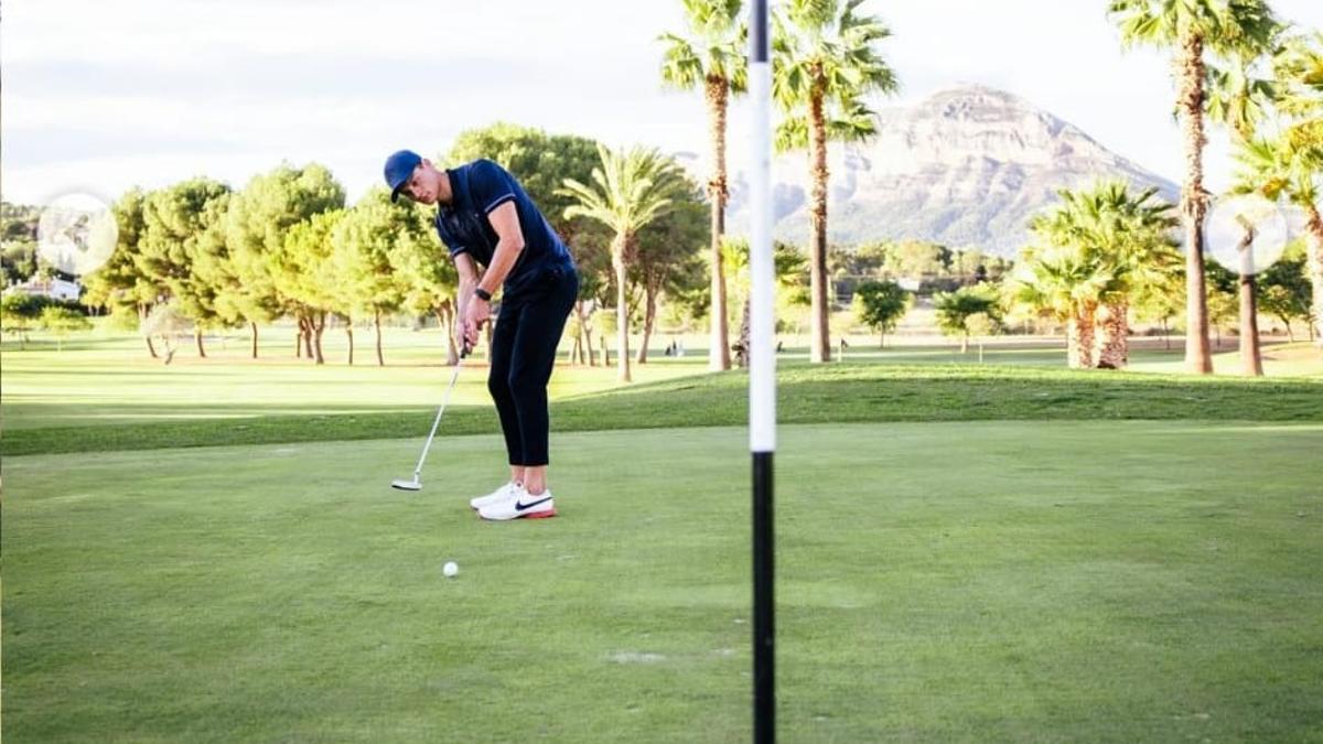 Mathieu Van der Poel disfruta del golf en el club de Xàbia; al fondo, el Montgó