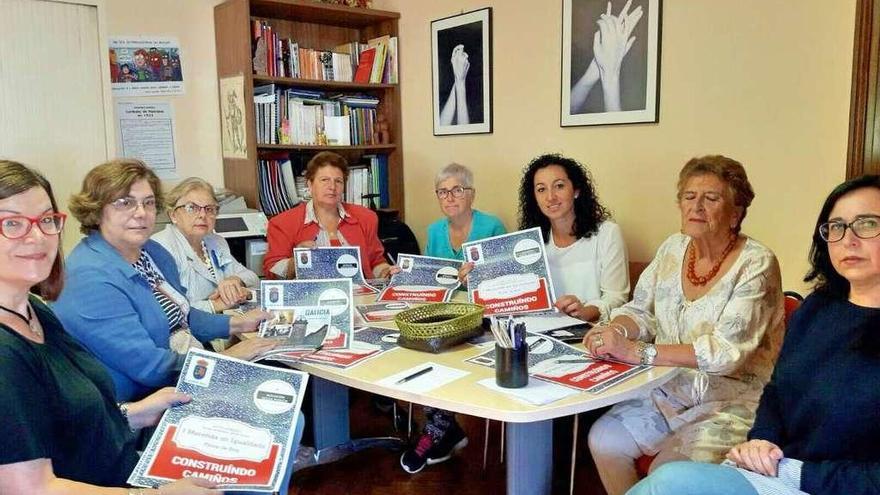 Representantes de colectivos asistentes a la reunión de ayer. // S.A.