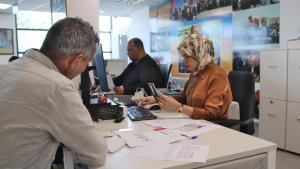 Una persona tramitando el permiso de residencia en el Consulado de Marruecos en Tarragona, el pasado mes de abril.