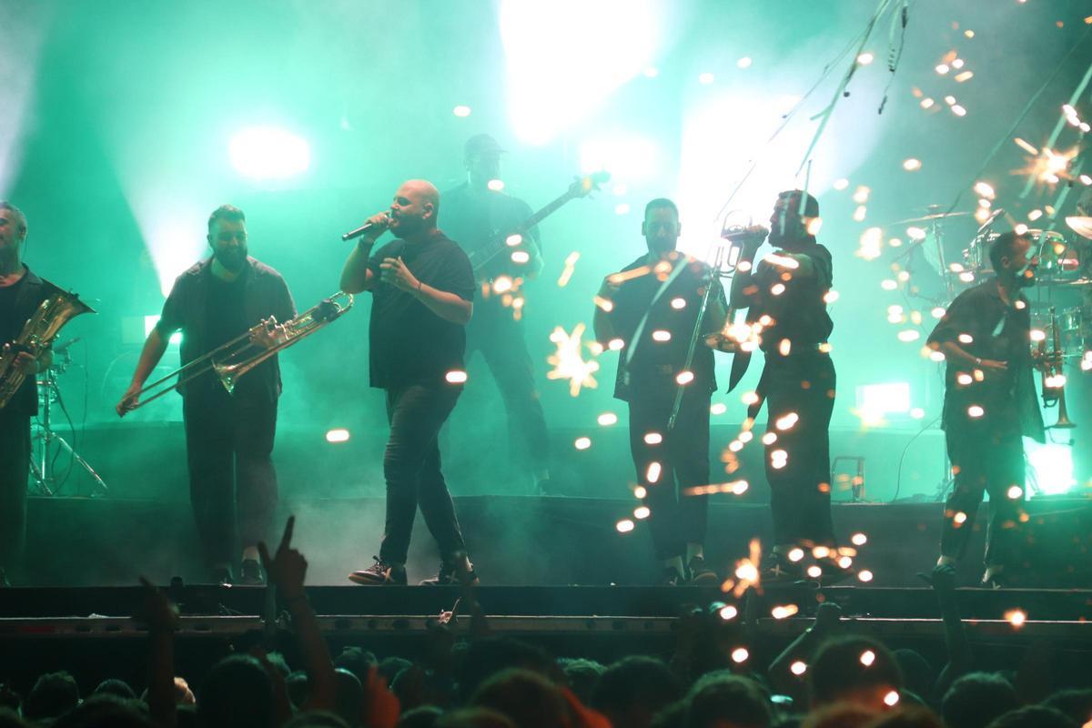 La Fúmiga omple la Rambla de Figueres en lúltim concert amb entrada lliure abans del seu comiat