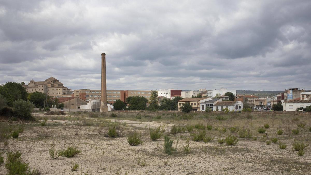 Solar de la antigua fábrica de Piqueras en Enguera con la chimena industrial que se conserva.