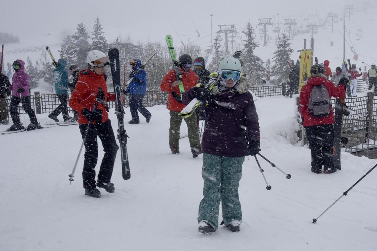 La gente disfuta de la nieve este sábado en la estación de esquí de Formigal, Huesca. La zona del Pirineo central se encuentra en alerta naranja ante la previsión de nevadas por debajo de los 800 metros y acumulación de espesores de 30 cm por encima de los 1200 a lo largo de este fin de semana.