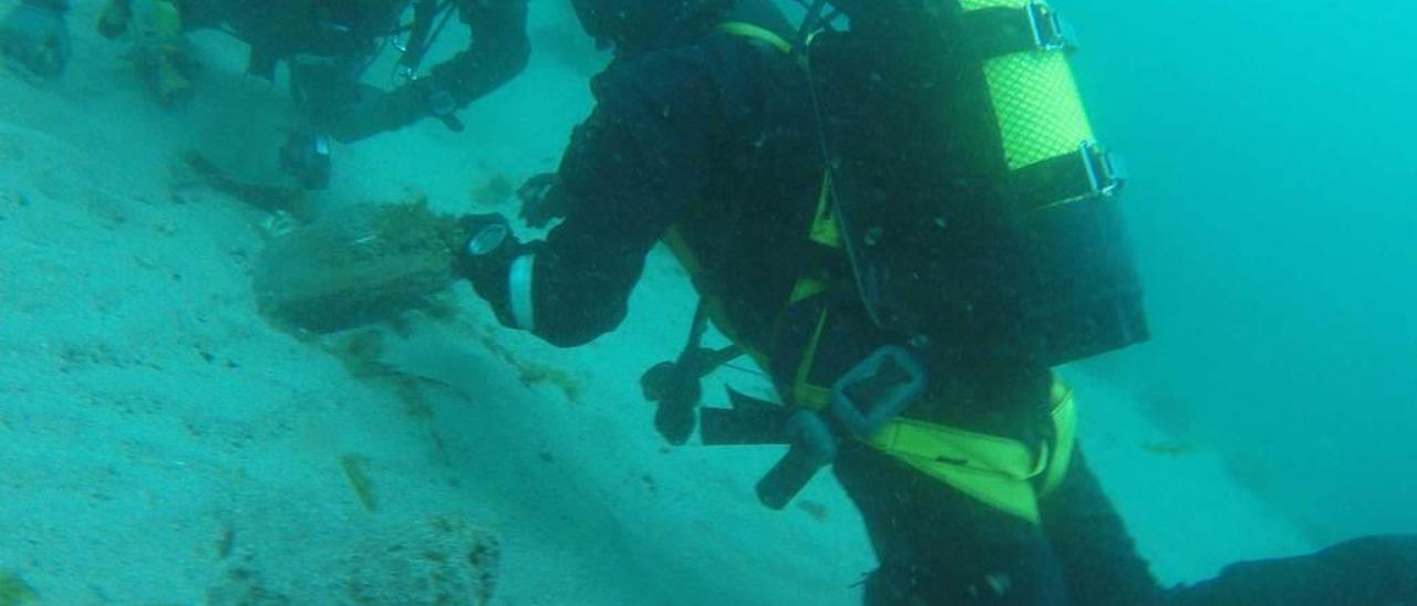 Investigadores trabajando en la zona del pecio.