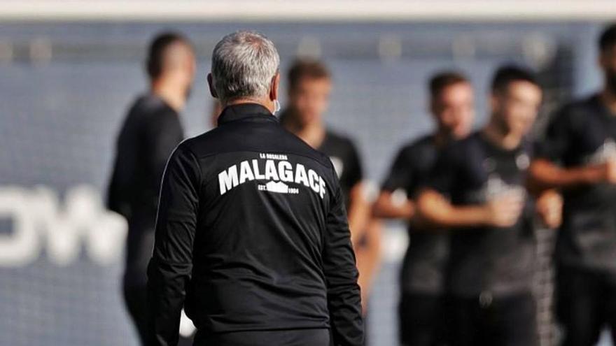 El míster Pellicer, durante un entrenamiento en las instalaciones de La Rosaleda.