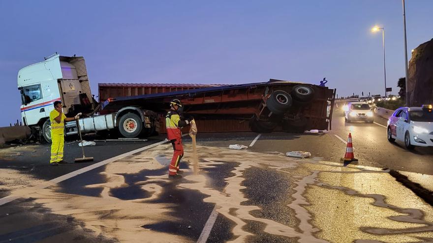 El camionero que sufrió un accidente frente a La Laja no recuerda cómo ocurrió