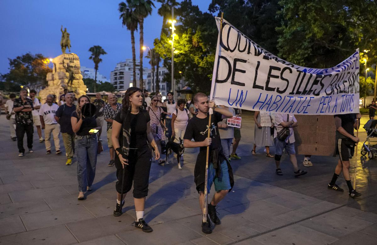Activistas por la vivienda se reúnen en la plaza de España de Palma y descartan una acampada "si no sirve para avanzar"