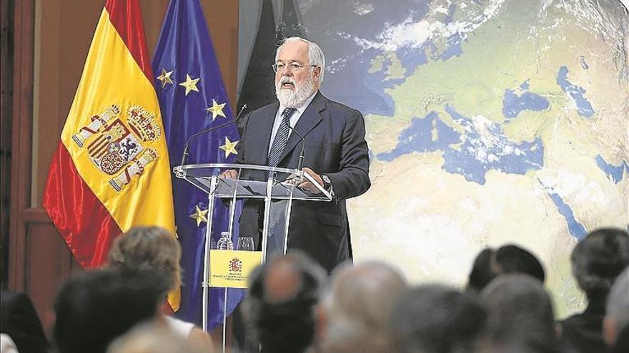 Cañete cree que la reducción de costes en renovables permite ser “más ambiciosos”