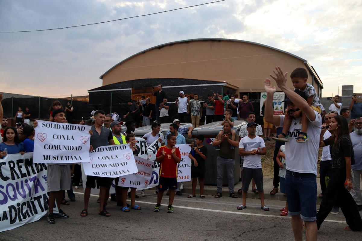 Unas 500 personas participan en una manifestación para condenar el incendio que calcinó el centro islámico del municipio