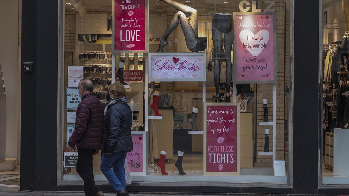 Carteles de San Valentin en comercios del centro de Elche