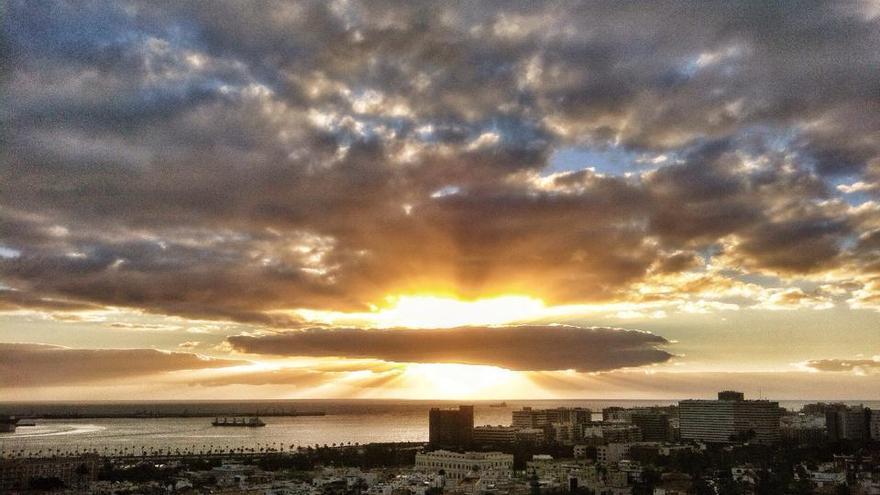 Amanecer en la capital grancanaria este miércoles 19 de febrero de 2014.