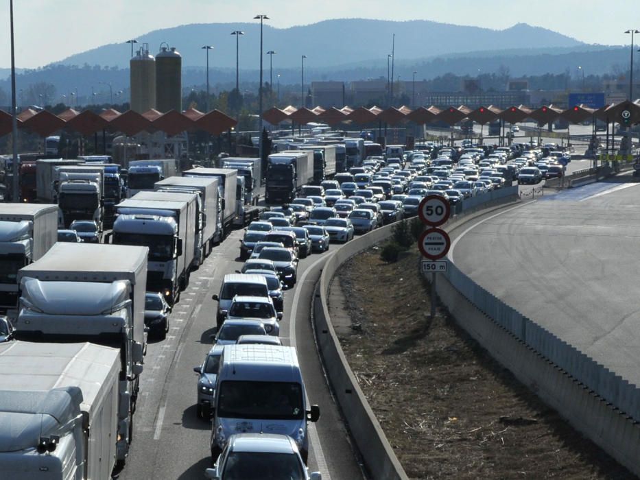 Cues a la Jonquera de vehicles que es dirigeixen a Brussel·les