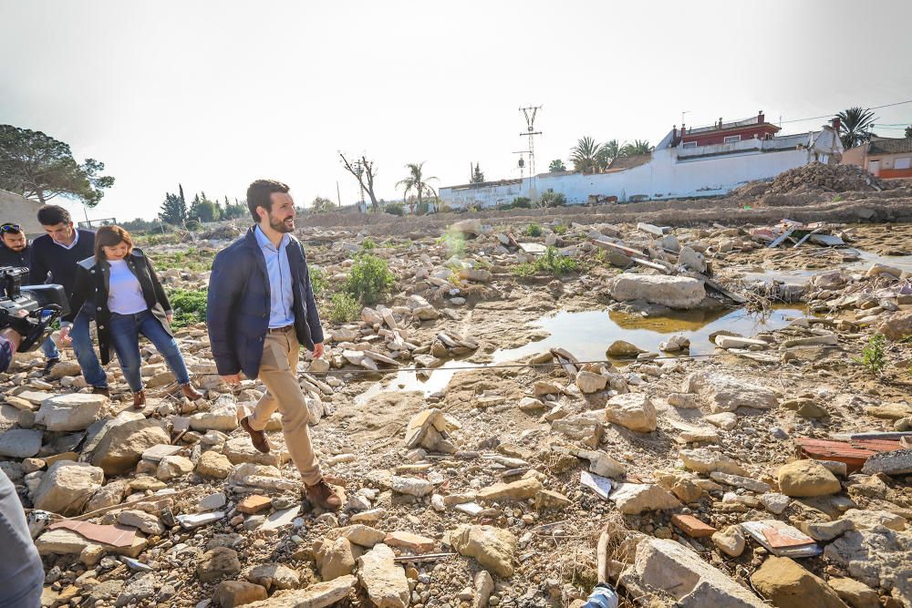 El presidente del PP, Pablo Casado, visita la zona de Almoradí en la que se rompió la mota del Segura