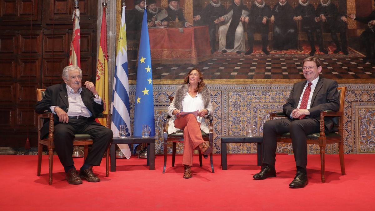 Mujica, en el Palau, con Ximo Puig.