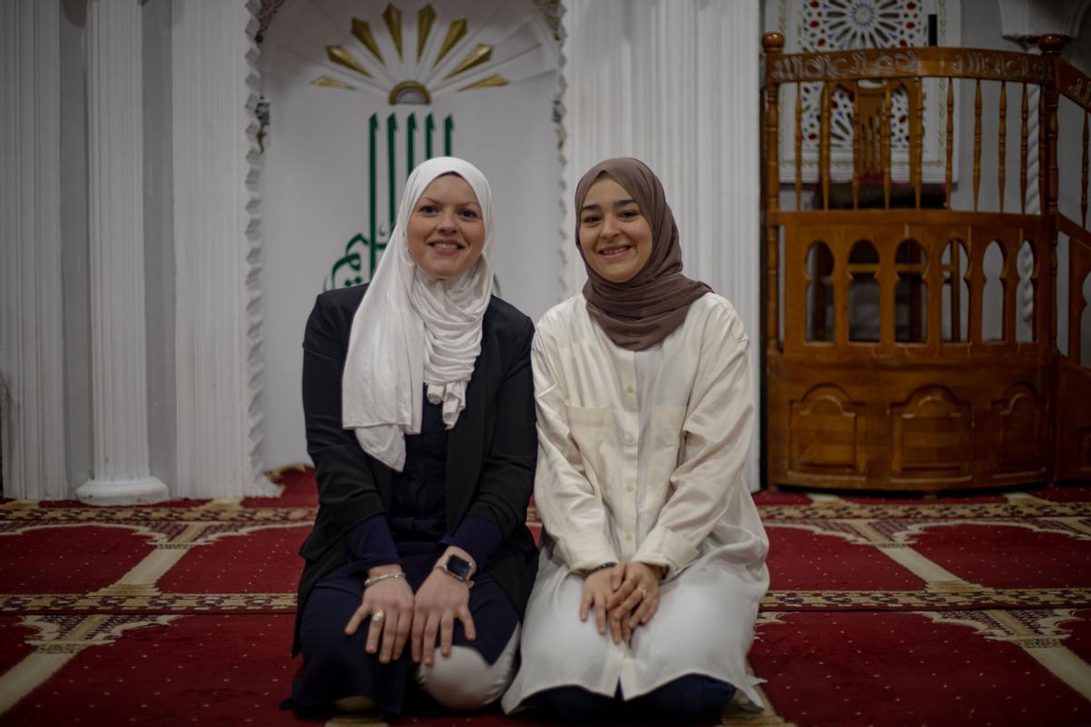 Esther Aranda y Chayma Bouchafra, en la mezquita de Centro Cultural Islámico de València