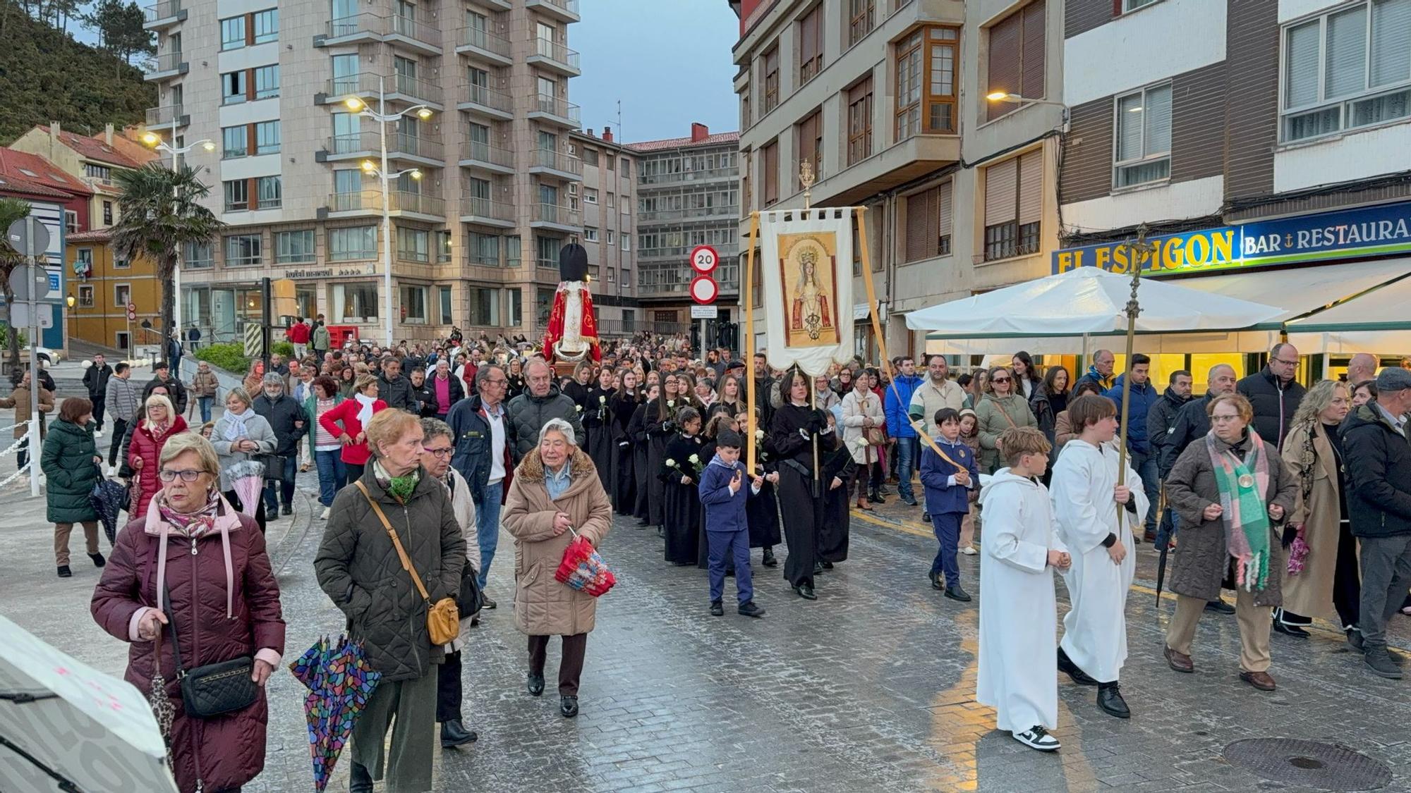 La procesión de Sábado Santo en Candás, en imágenes