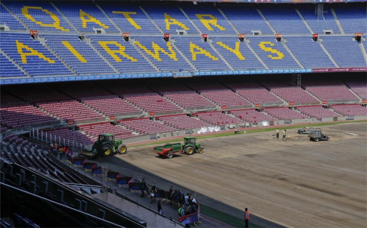 El Camp Nou cambia de césped tras el concierto de Bruce Springsteen
