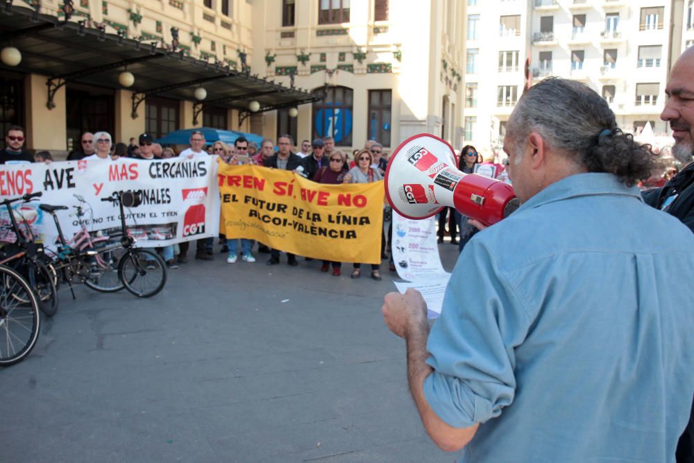 Concentración en València contra el "maltrato continuo" de Renfe