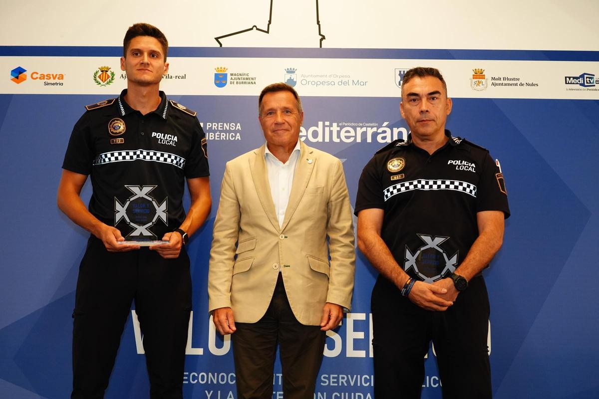 Los policías locales de Burriana, Pau Salinas y Jorge Alexander Clavijo, recibiendo el premio entregado por el alcalde de Burriana, Jorge Monferrer.