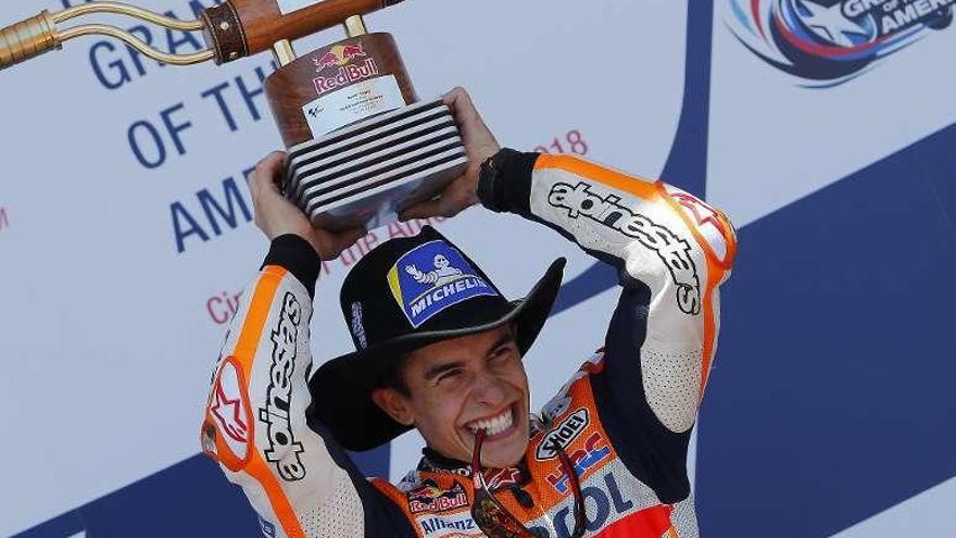 Marc Márquez, con el trofeo del Gran Premio.