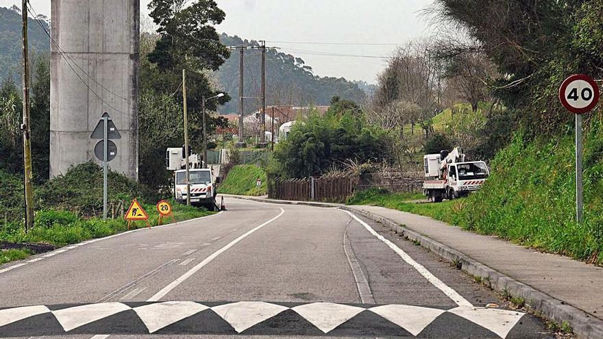 Dos camiones con cesta bajo el viaducto de la Autovía. |   // G.N.