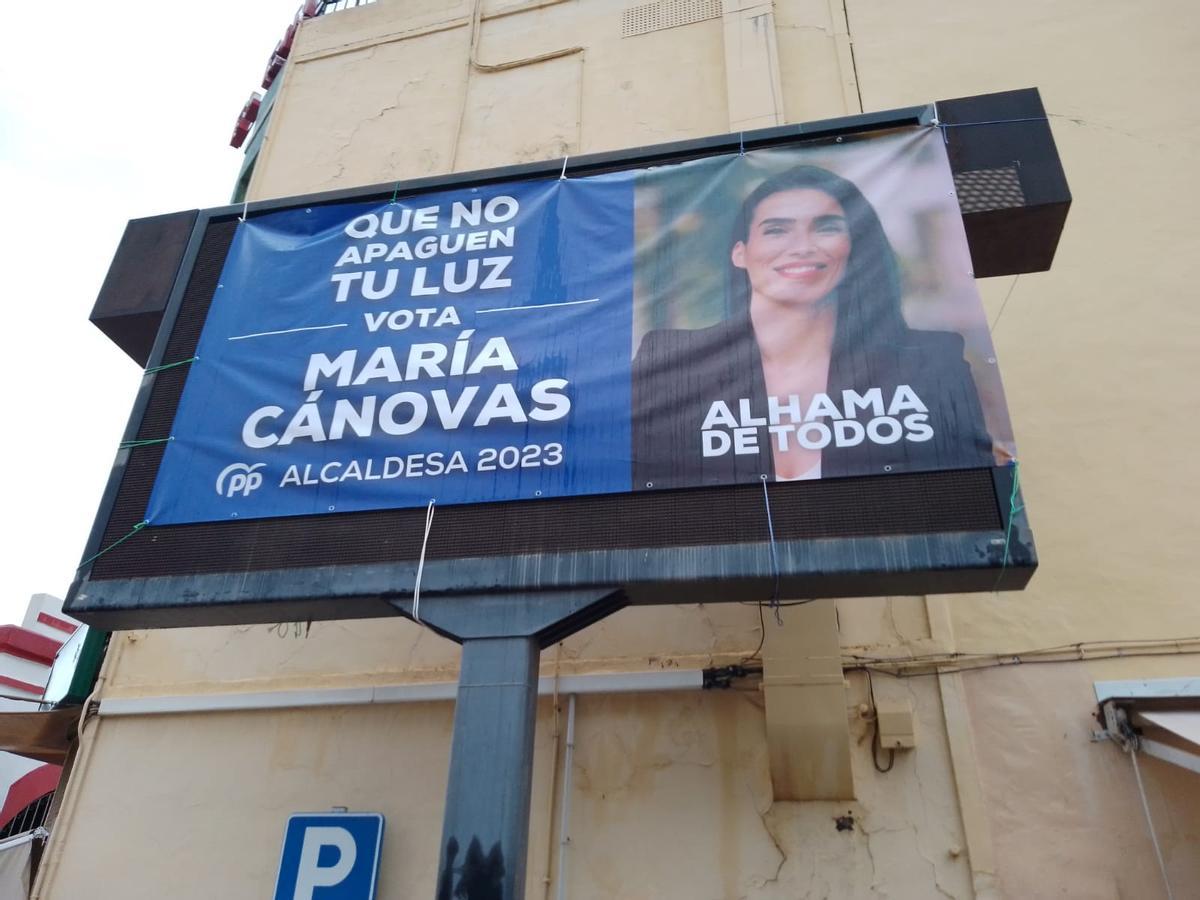 Lona electoral del PP sobre la pantalla LED durante la campaña de 2023.