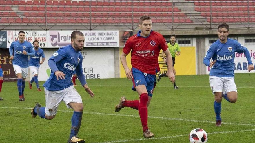 Hugo García encara la portería contraria durante el partido contra el Bergantiños. // Enzo Sarmiento