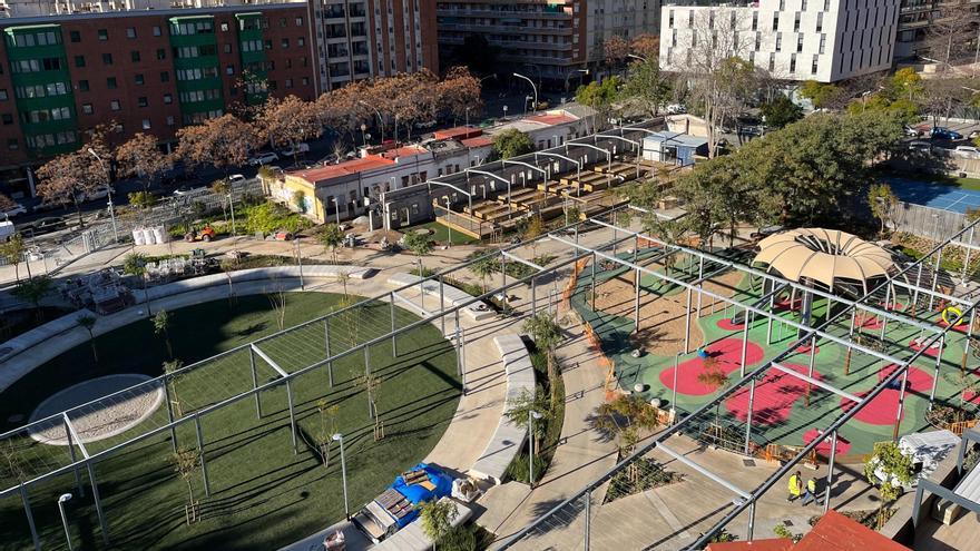 Panorámica del futuro parque de la Colònia Castells, en Barcelona, con las obras a punto de concluir.