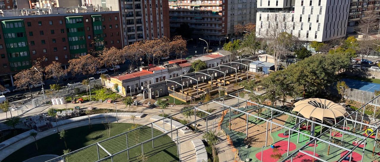 Panorámica del futuro parque de la Colònia Castells, en Barcelona, con las obras a punto de concluir.