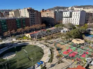 Enfado vecinal por la prohibición de perros en el parque de la Colònia Castells de Barcelona