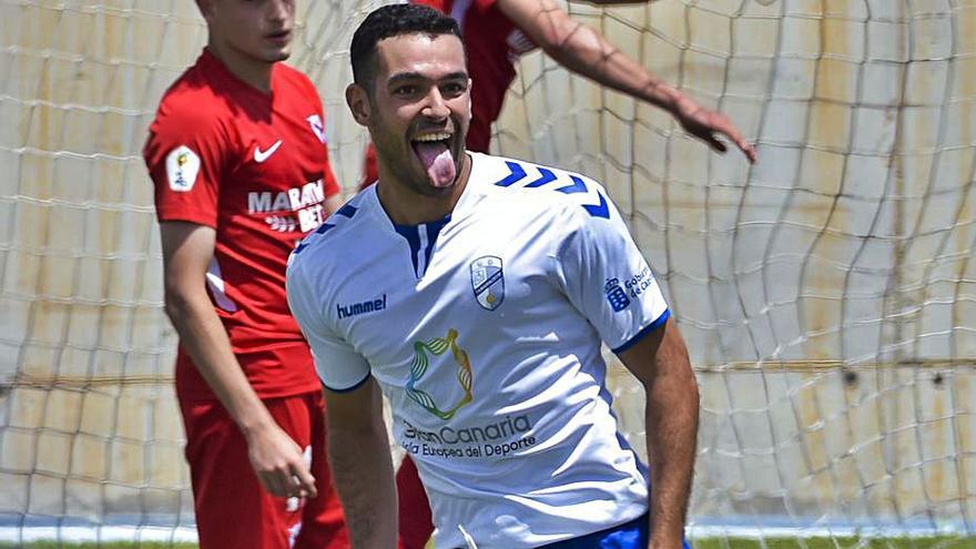 Héctor Marrero celebra su tanto ante el Sevilla Atlético en el Juan Guedes. | | ANDRÉS CRUZ