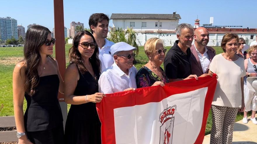 Locura en Gijón con Luis Enrique en la inauguración de la playa verde: "Cuando veo mi nombre ahí no veo mi nombre, sino el de mis padres"