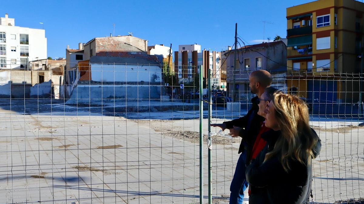 José Ángel Ponce y Nines Mazuecos contemplan los dos inmuebles que restan por demoler.