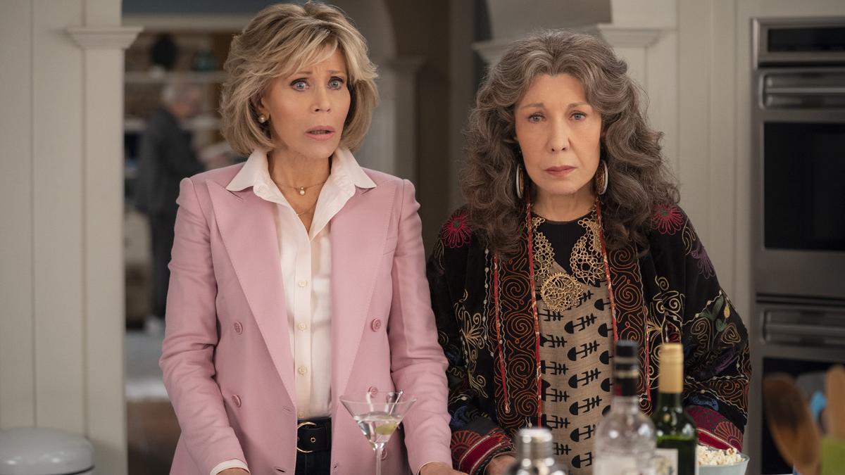 Jane Fonda junto a su compañera de reparto en la serie Frankie y Grace