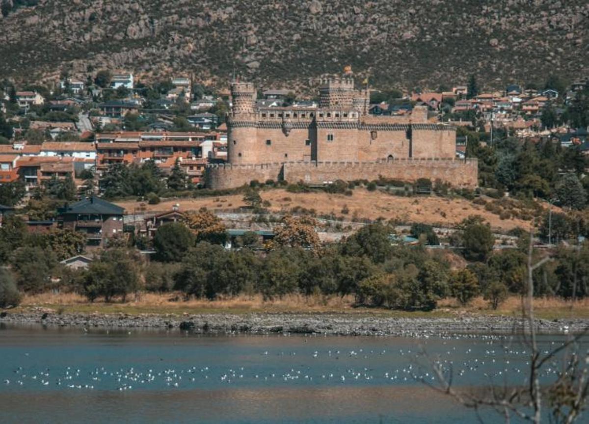 Palacio de Mendoza, el monumento que se erige en la lejana vista desde el restaurante 13 58