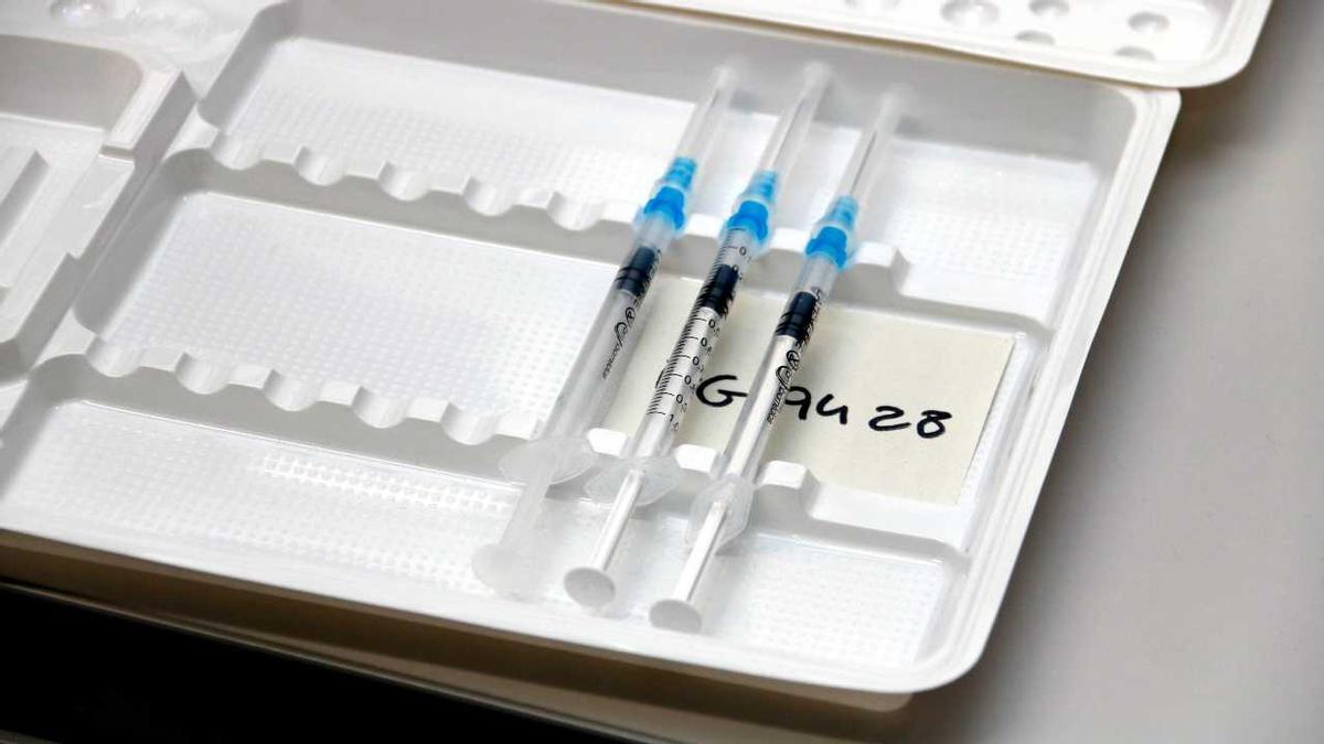 Un estoig amb diverses xeringues amb dosis de la vacuna contra la covid-19
