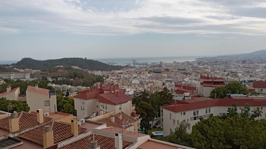 Una senda peatonal con vistas en Monte Dorado