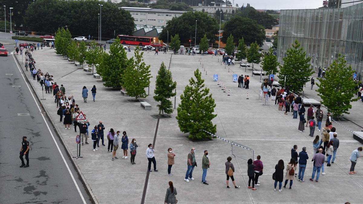 Largas colas en Expocoruña en el 2º día con más citados para la vacuna del COVID