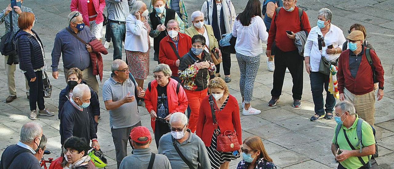 Un grupo de turistas, este verano en la ciudad de Ourense. |   // IÑAKI OSORIO