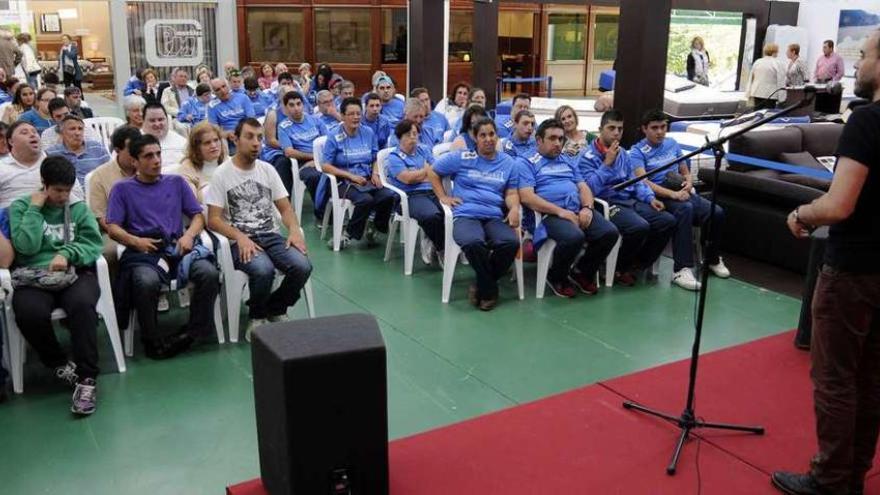 Un instante de la actuación de Celso Sanmartín para los participantes en la excursión celebrada ayer.// Bernabé / Javier Lalín