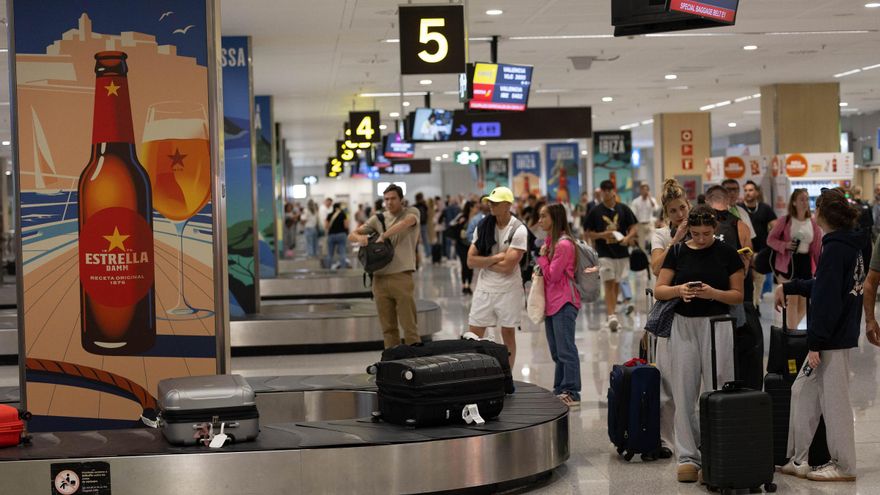 El tráfico de pasajeros cae en el aeropuerto de Ibiza por tercera vez desde abril