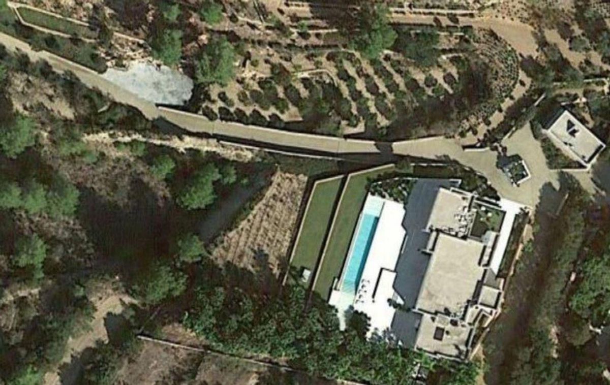 La villa y, arriba, la zona de los movimientos de tierra. | GOOGLE MAPS