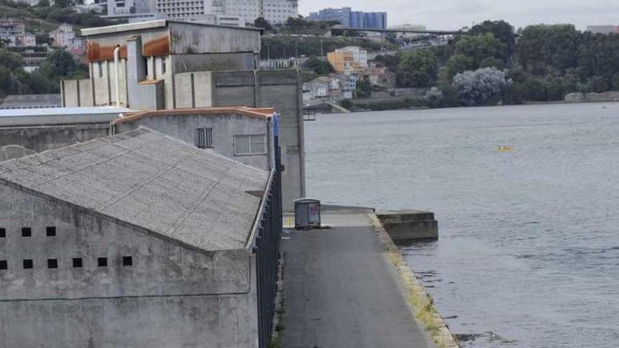 Terrenos ganados al mar en As Xubias con naves abandonadas.