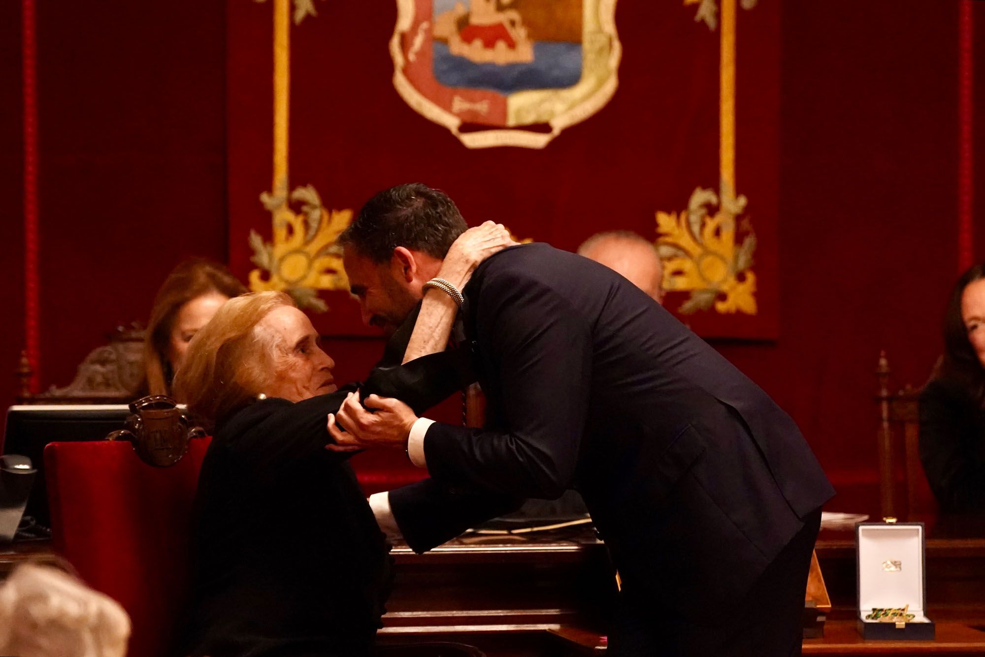 María Victoria Atencia recibe la medalla de la ciudad y el título de Hija Predilecta de Málaga.
